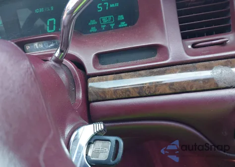 1995 Lincoln Town Car Signature/Spinnaker from USA, damaged, VIN 1LNLM82W1SY634483